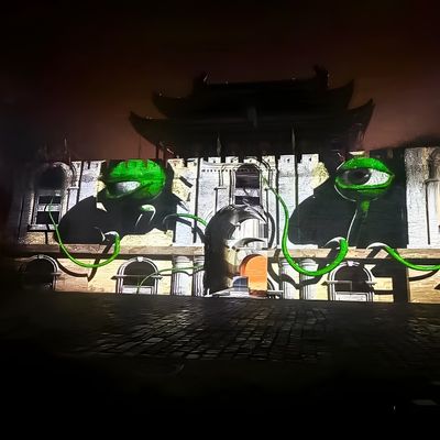 Καλή τιμή HD 3d εσωτερικό διαδραστικό προβολέα μεγάλου επιπέδου για εξωτερική κατασκευή τοίχου σε απευθείας σύνδεση
