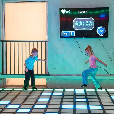 Καλή τιμή Παιχνίδι Jumping Grid Πολλαπλών Παικτών Led Dance Floor Tile Για Πάρκο Διασκέδασης σε απευθείας σύνδεση