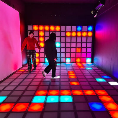 Καλή τιμή Διαδραστικό LED πάτωμα με πλακάκια RGB 30x30cm και τρόπους παιχνιδιού πολλαπλών παικτών για ψυχαγωγία σε απευθείας σύνδεση