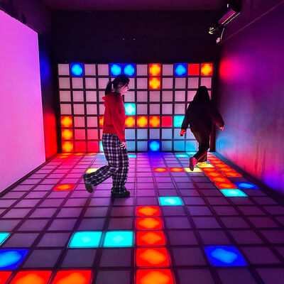Καλή τιμή 30x30cm RGB χρώμα Διαδραστικό LED πάτωμα με 1000 επίπεδα για χορό και παιχνίδια σε απευθείας σύνδεση