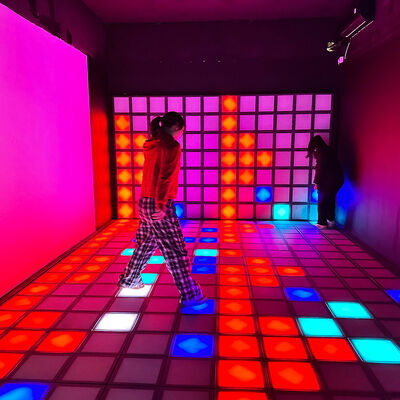 Καλή τιμή 30x30cm RGB Color Interactive LED πάτωμα με 1000+ επίπεδα για αίθουσες παιχνιδιών και πίστες χορού σε απευθείας σύνδεση