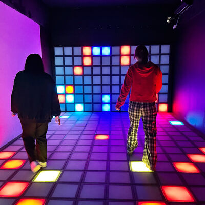 Καλή τιμή 30x30cm RGB διαδραστικό LED πατώμα παιχνιδιών φωτεινά πλακάκια για πολυπαικτικό παιχνίδι Super Grid σε απευθείας σύνδεση