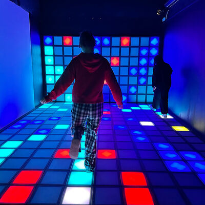 Καλή τιμή 30x30cm RGB Διαδραστικό LED πάτωμα με 1000 επίπεδα για παιδιά και ψυχαγωγία σε απευθείας σύνδεση